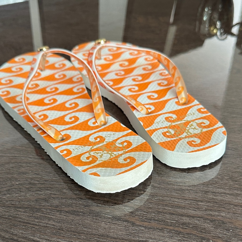 🥂FINAL SALE🥂 EUC Tory Burch Orange Wave Print Flip Flop Sandals Size 9-10 - Picture 5 of 6